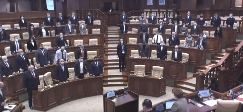  (VIDEO) Moment penibil la Chișinău: Parlamentul a declarat mort un scriitor aflat în viață