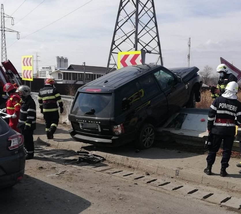  Accident spectaculos la ieşire de pe autostrada A 1. O maşină a urcat parapetul de pe marginea drumului