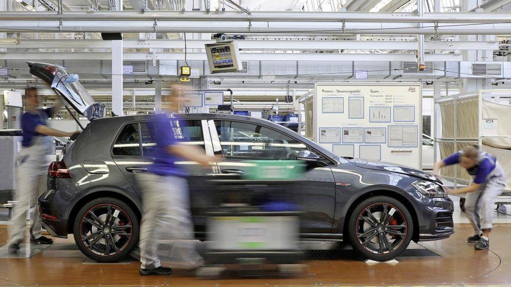  Volkswagen renunţă la mii de locuri de muncă. Oamenii vor fi pensionaţi anticipat