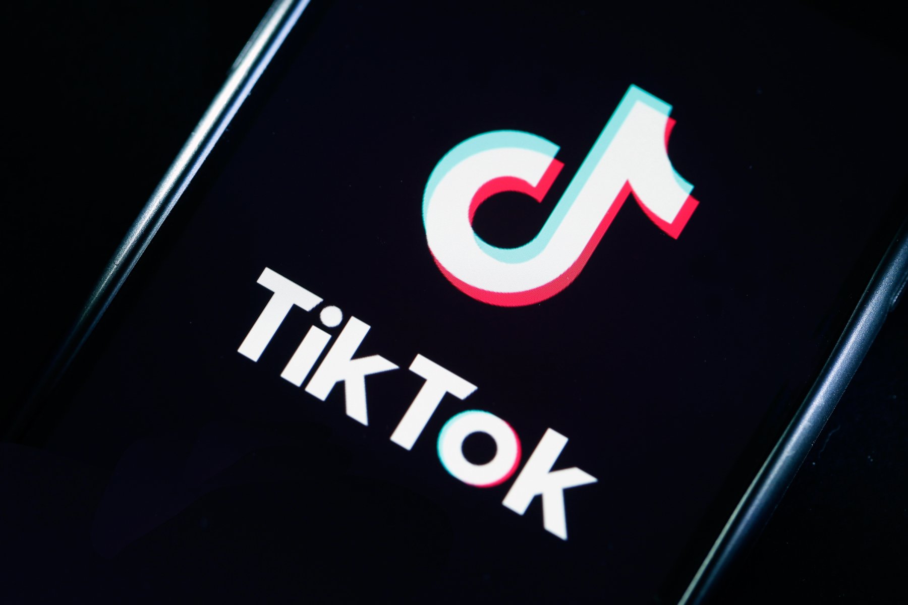  Două fetiţe au murit din cauza unei provocări pe TikTok în Italia