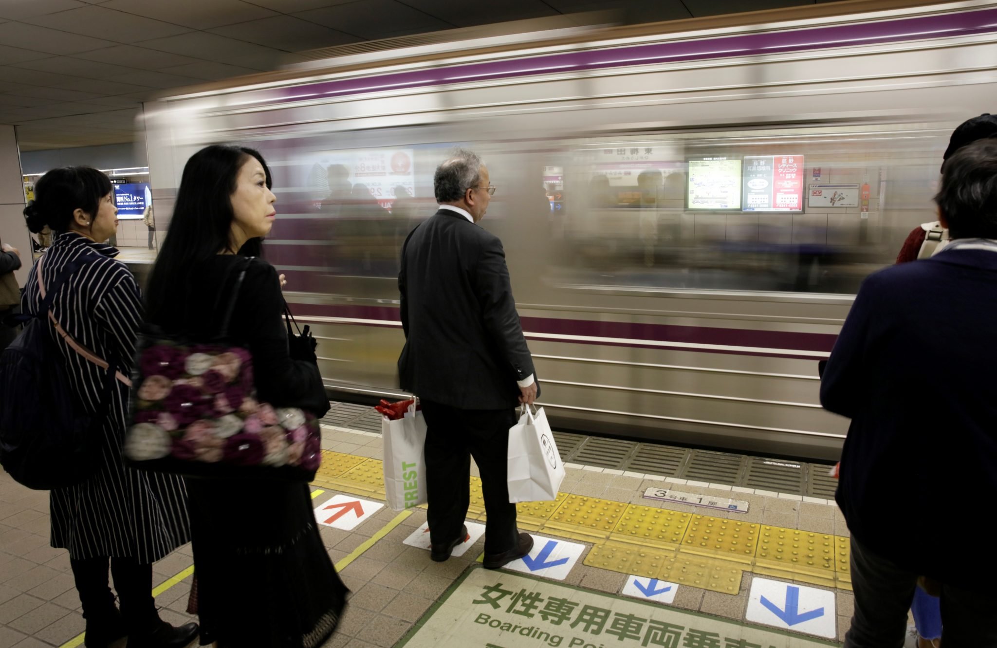  Sancțiui drastice pentru japonezii care au plecat cu 2 minute mai devreme de la serviciu