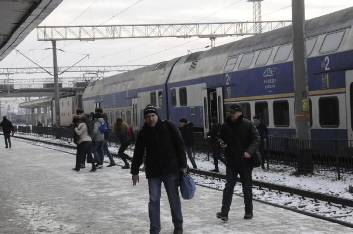  Călători ţinuţi 26 de ore în tren fără apă şi mâncare: „A fost frig, am avut doar un corn şi o apă”