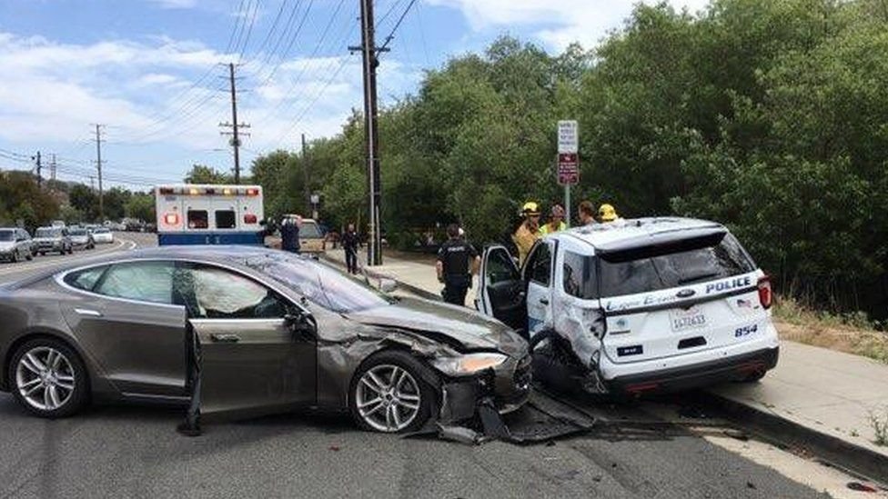  Se investighează accidente produse de mașinile semiautonome Tesla
