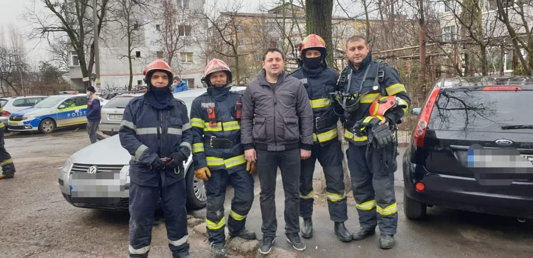  Pompierii au fost ajutaţi de un tânăr ieşean să-l scoată din flăcări pe bărbatul de 50 de ani