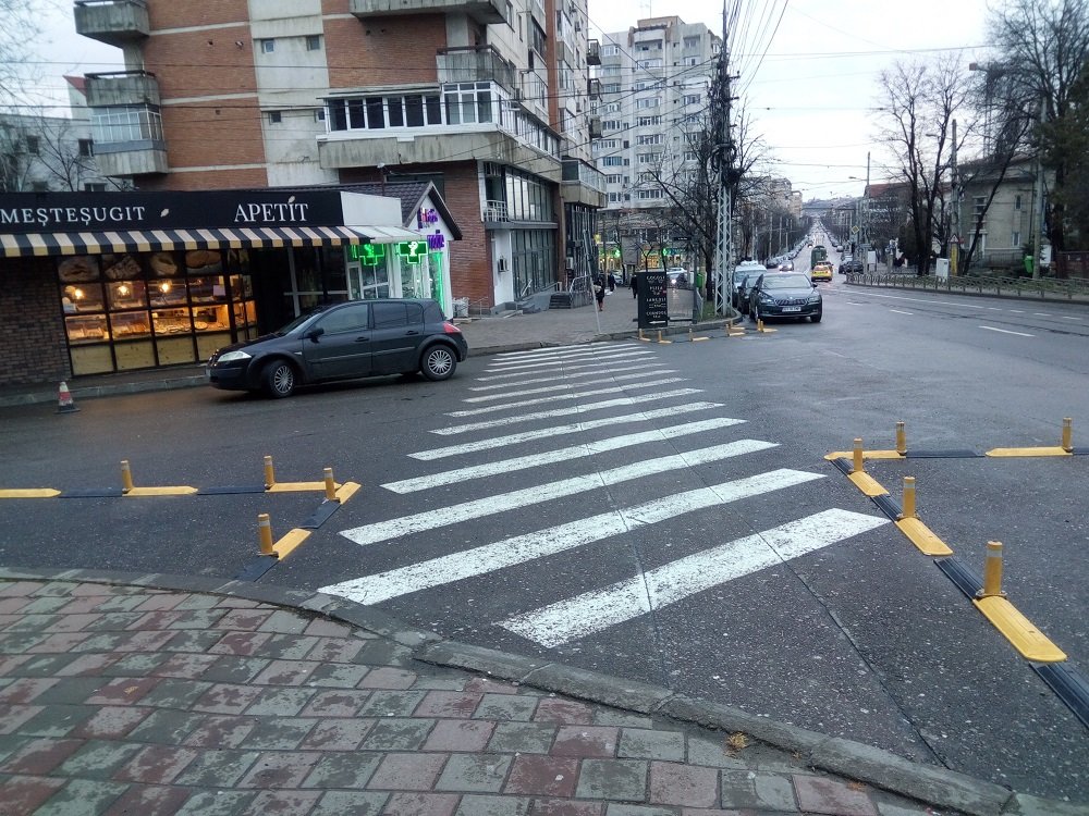  FOTO: Cum îi oprești pe ieșeni să parcheze pe trecere? Măsură luată tot mai des