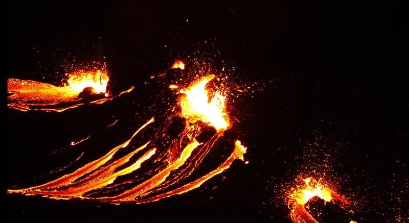  VIDEO Spectacol fierbinte în Islanda. Jeturi de lavă aruncate la 100 de metri înălțime
