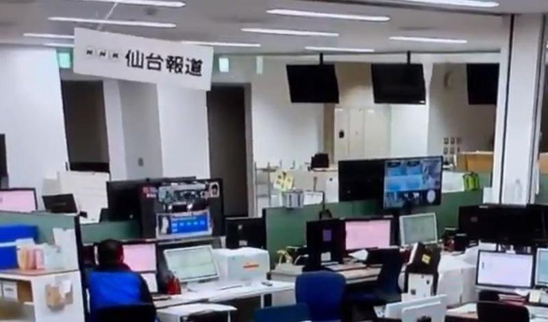 VIDEO Un cutremur de peste 7 grade Richter a zgâlțâit Japonia, dar priviți cât de calm stau oamenii la birou în timpul seismului