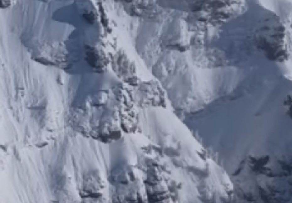  VIDEO Imagini înfricoşătoare cu zăpada din Bucegi care stă să pornească la vale