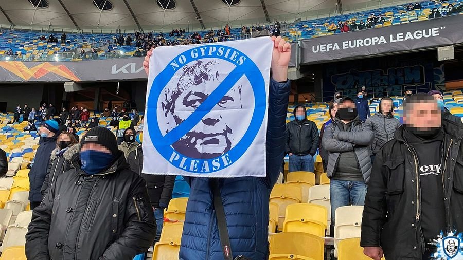  FOTO UEFA, ăsta nu-i rasism?! Mircea Lucescu, victima propriilor suporteri. Mesaj scandalos