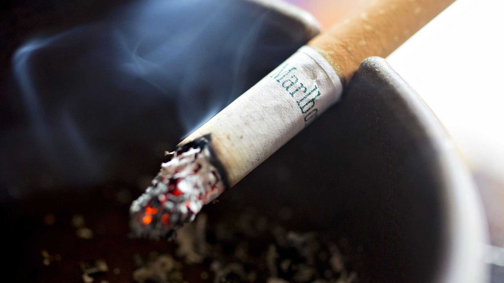  Lovitură pentru fumători: Țigările clasice vor dispărea complet din Europa