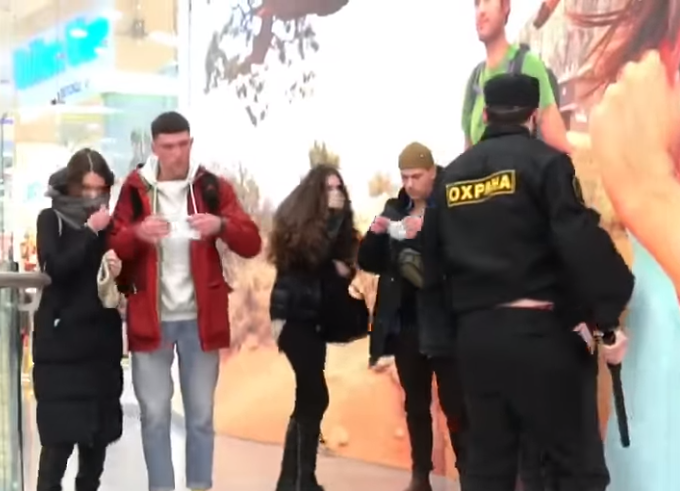  VIDEO VIRAL Cum convingi oamenii din mall să poarte masca într-o secundă