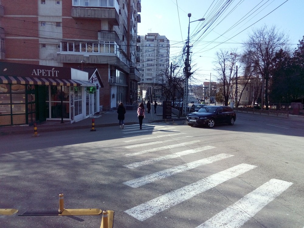  FOTO: A parcat lângă trecere pe Șoseaua Arcu, deși locul era delimitat cu stâlpi