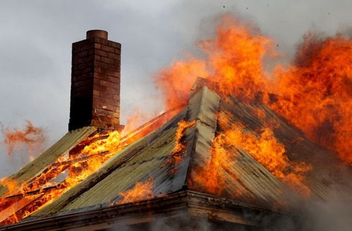  Acoperişul unei case din Dagâţa a fost făcut scrum în urma unui incendiu