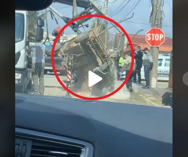  VIDEO Căruță ridicată cu platforma de către poliție și distrusă complet