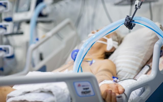  În spitalele din Iaşi a fost ieri ca-n Italia acum un an: persoanele pozitive se sufocă pe lângă paturile cu oxigen ocupate
