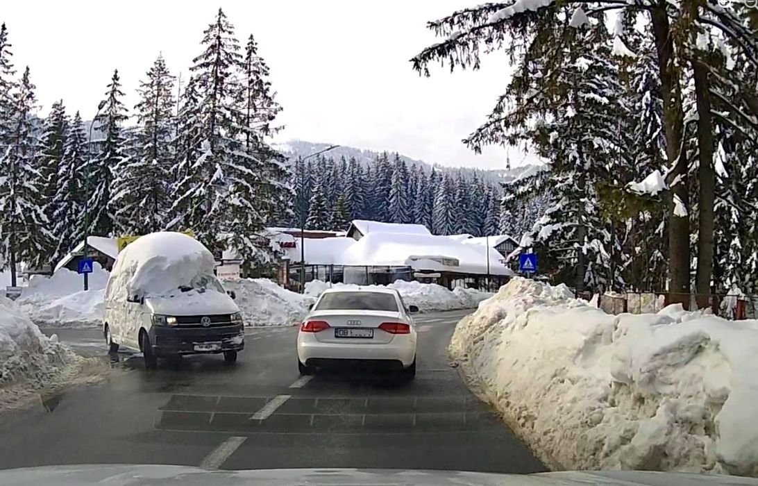  Cel mai puturos șofer din România, prins în trafic. Circula cu un munte de zăpadă pe mașină