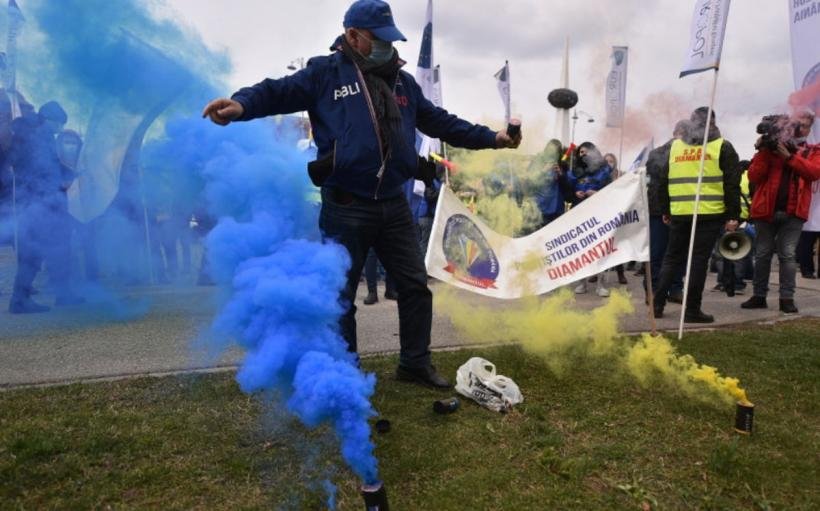  Jandarmii i-au amendat drastic pe poliţiştii care au protestat cu fumigene la Guvern