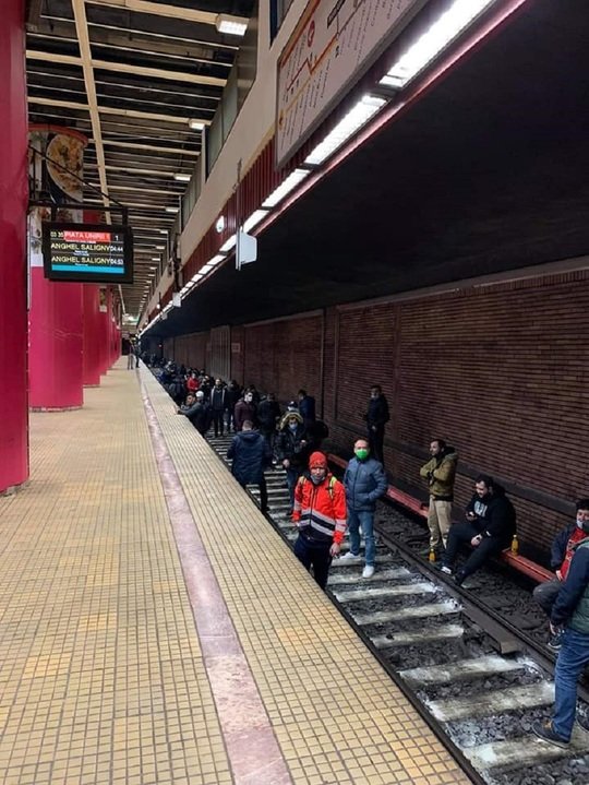  Circulaţia metrourilor, blocată din cauza unui protest. Sindicaliştii s-au aşezat pe şine