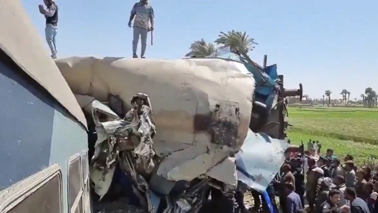  VIDEO Cel puţin 32 de persoane au murit după ce două trenuri au intrat în coliziune