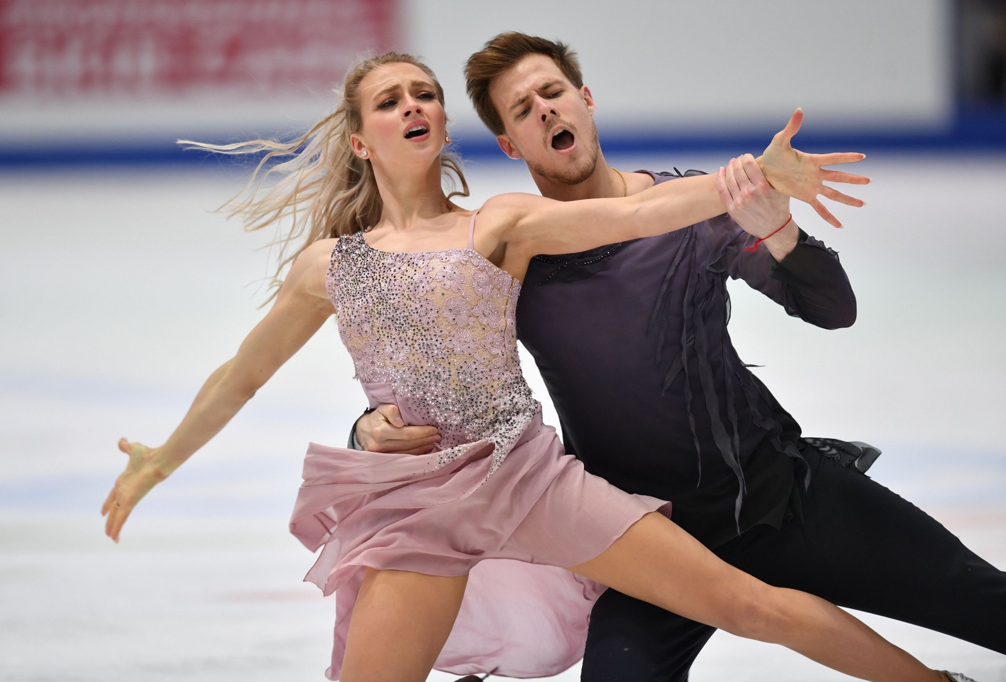  Ruşii Sinitsina şi Katsalapov au câştigat medalia de aur la dans la CM de patinaj artistic