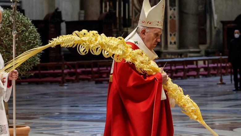  Papa Francisc oficiază slujba de Florii în prezenţa câtorva credincioşi invitaţi la Bazilica Sfântul Petru