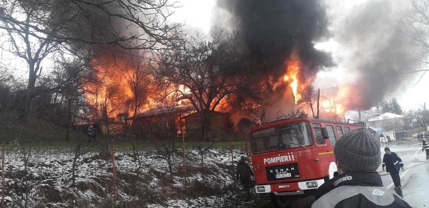  Incendiu la Voinești. 13 pompieri încearcă să stingă flăcările