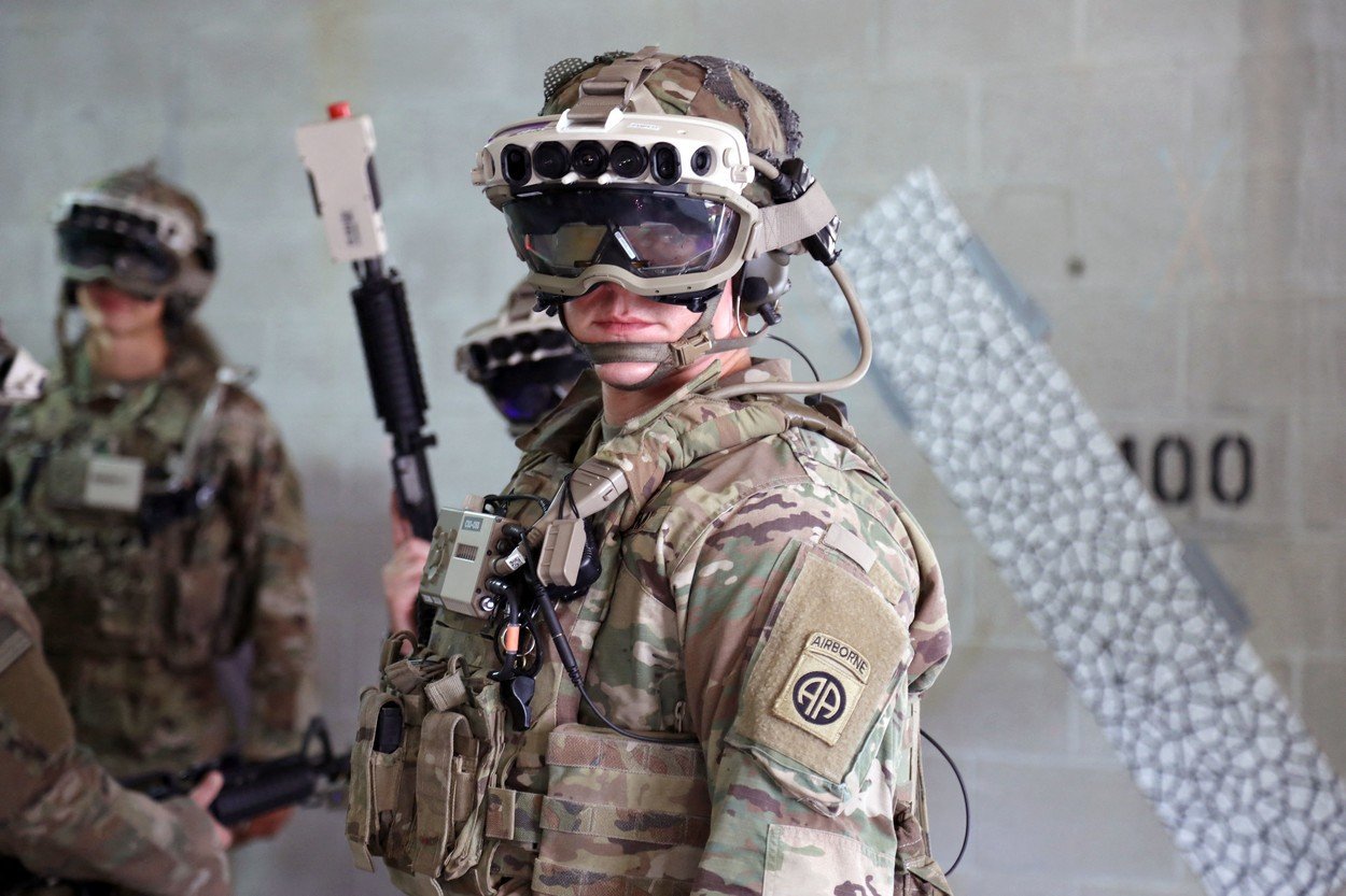  Armata Americană se dotează cu căşti de realitate augmentată produse de Microsoft