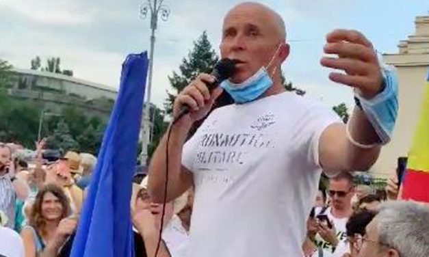  Mugur Mihăescu, cel plătit regește din banii publici pentru un Revelion vulgar la TVR, îi jignește pe românii care nu ies la proteste