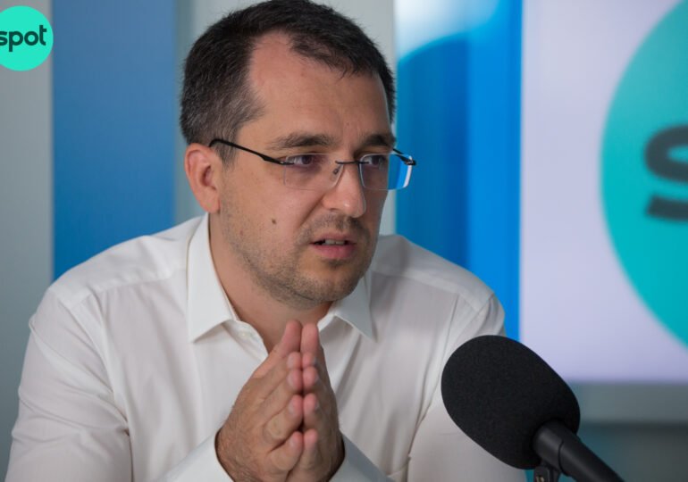  Gafă a lui Voiculescu: Nu a crezut că legea interzice îmbrăcarea pacienţilor decedaţi de COVID