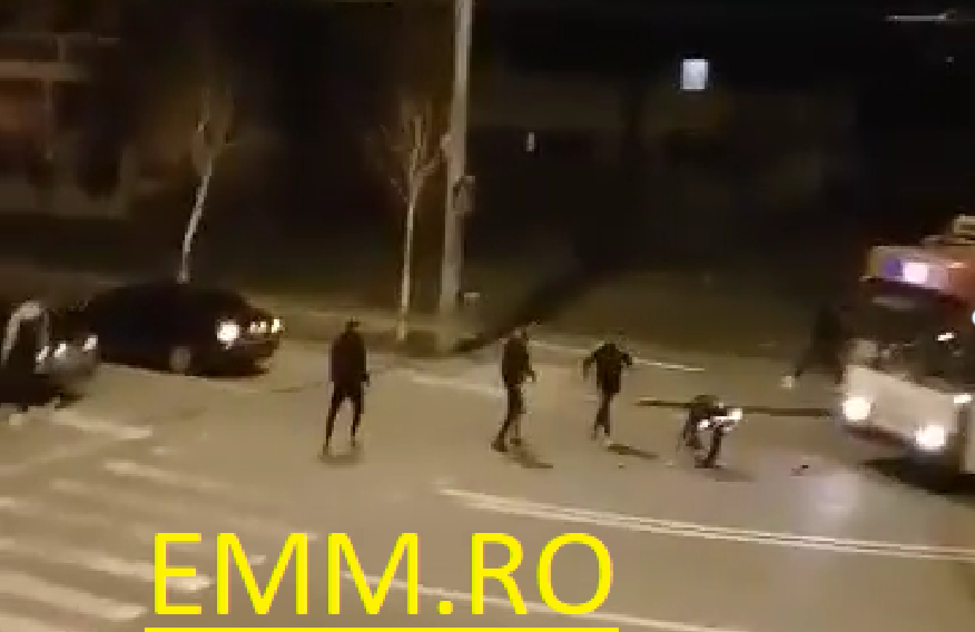  VIDEO Polițist bătut în plină stradă de patru indivizi, chiar în faţa soţiei lui