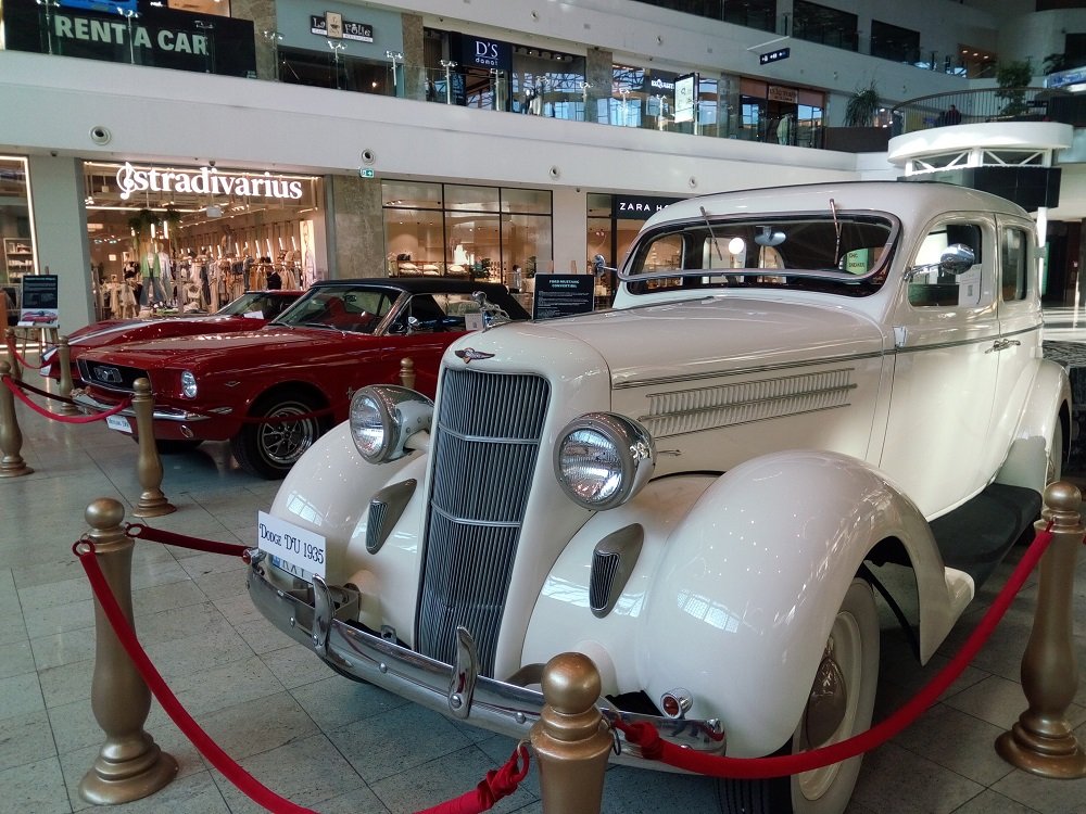  FOTO: Mașini de epocă produse în SUA și în Marea Britanie, expuse la Palas