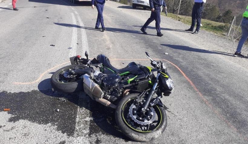  O motociclistă de 35 de ani a murit după ce a intrat pe contrasens și s-a izbit de un tir