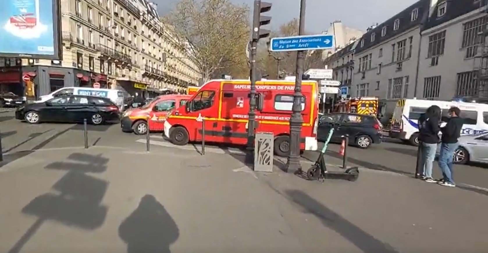  Un bărbat se autoincendiază la Paris, la staţia de metrou Pigalle