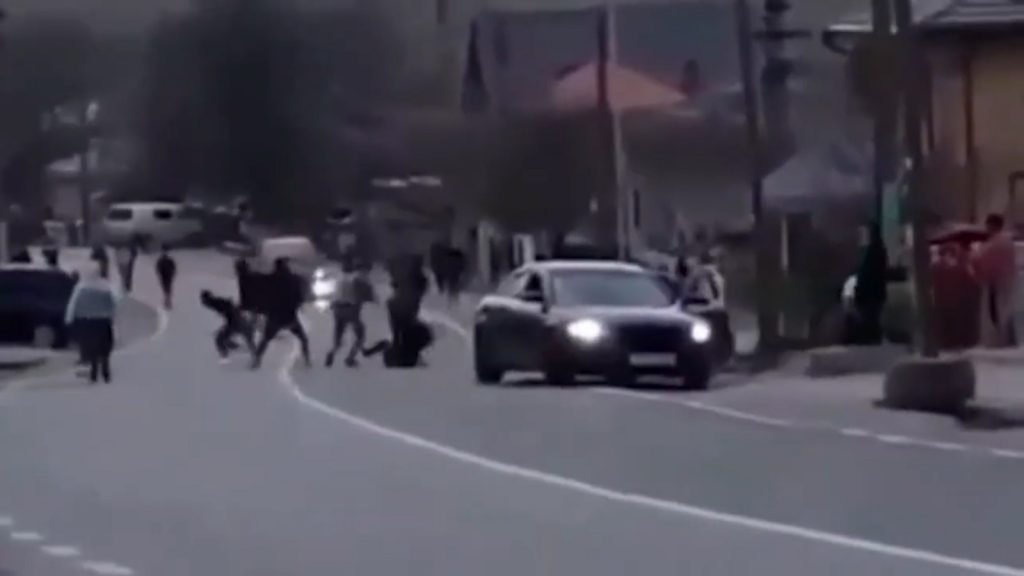  VIDEO Răfuială între rromi la Moțca! Un tânăr a fost înjunghiat