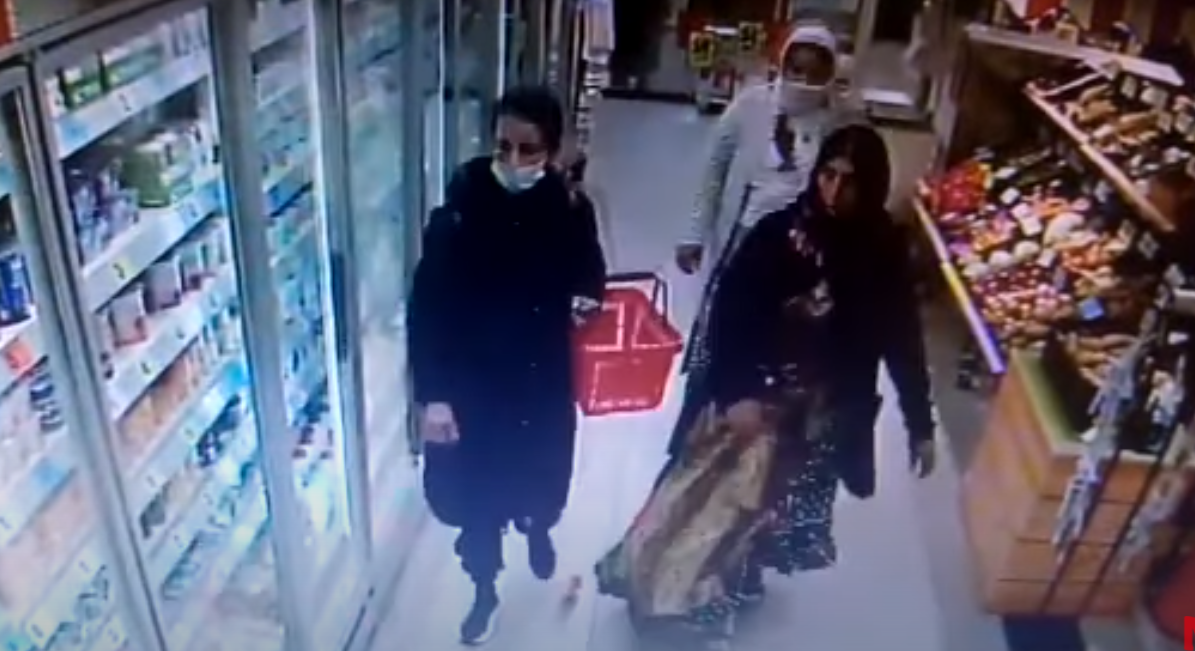  VIDEO Trei țigănci din Iași, experte în ascunsul cascavalului sub fuste. Filmate într-un supermarket