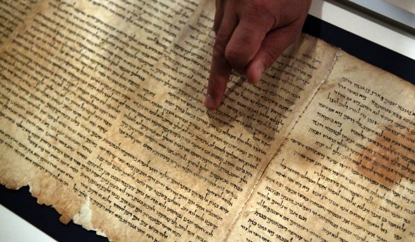  Inteligenţa Artificială a decoperit că doi cărturari au scris o parte din misterioasele Manuscrise de la Marea Moartă