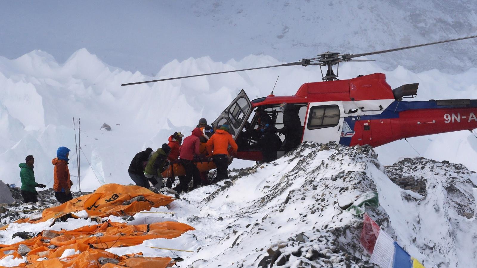  COVID a ajuns și pe Everest. Alpiniști bolnavi, recuperați cu elicopterul