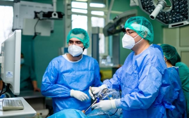  O studentă a ieşit din comă după o operaţie pe trunchiul cerebral. Avea o tumoră rară