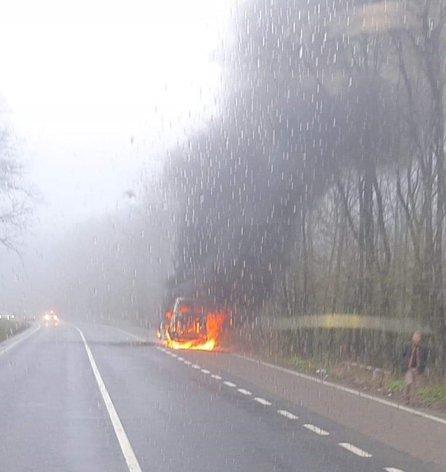  FOTO: Un microbuz a luat foc în județul Iași. Șapte persoane au ieșit singure
