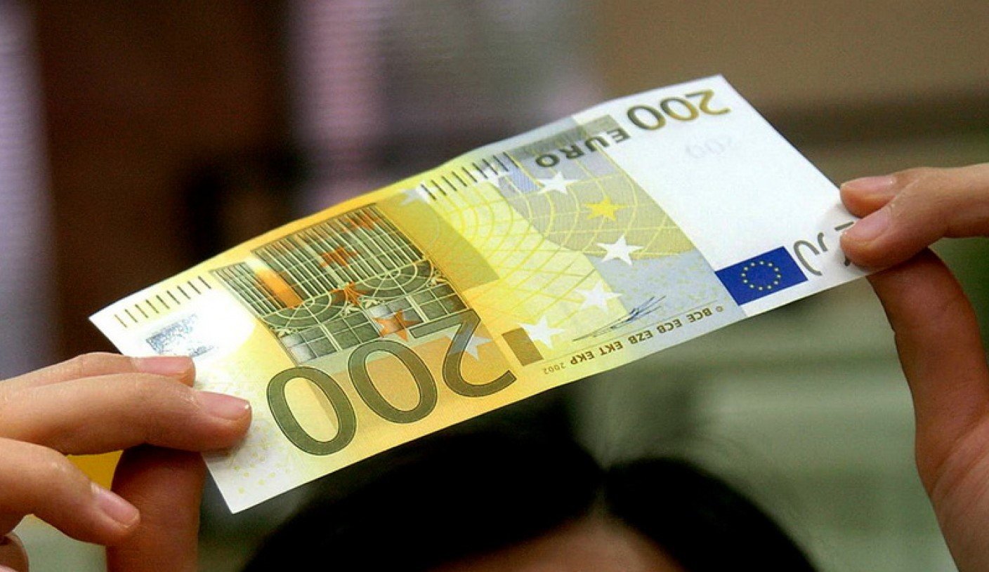  Bărbat pus sub control judiciar 60 de zile după ce a fost prins cu 55 bancnote false de 200 de euro