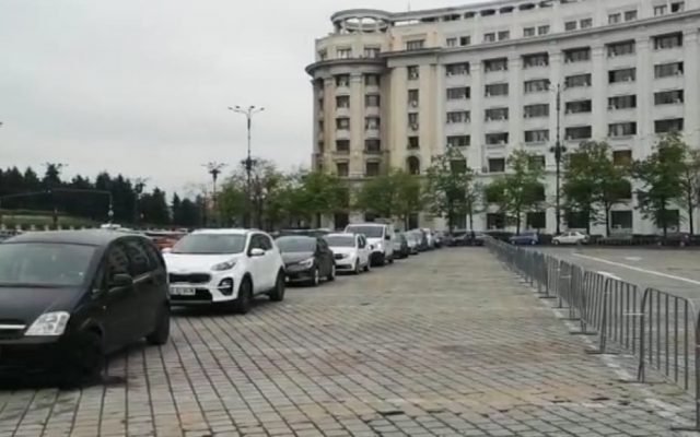  Bucureşti: Cozi imense de mașini la vaccinarea în centrul drive thru din Piața Constituției