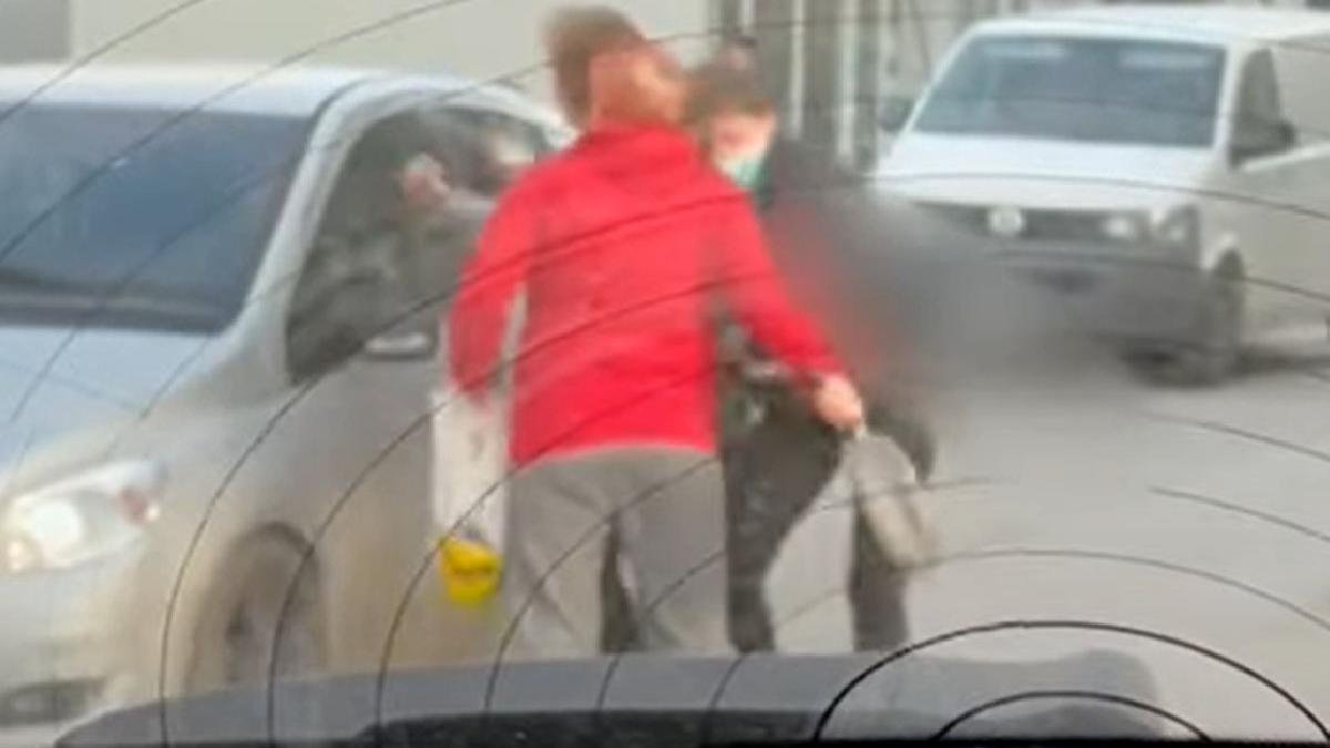  VIDEO: Bărbat agresat în trafic la Vaslui cu tigaia de fosta soție și de soacră