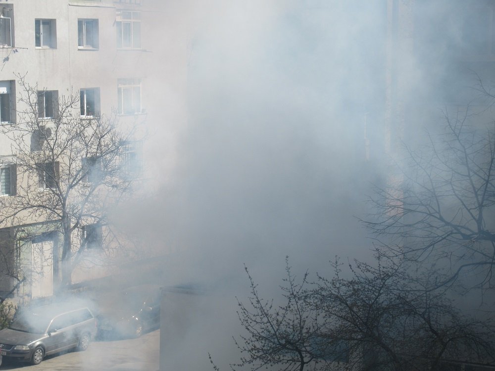  FOTO: Fum dens între blocuri la Iași. Nu este nici explozie, nici incendiu