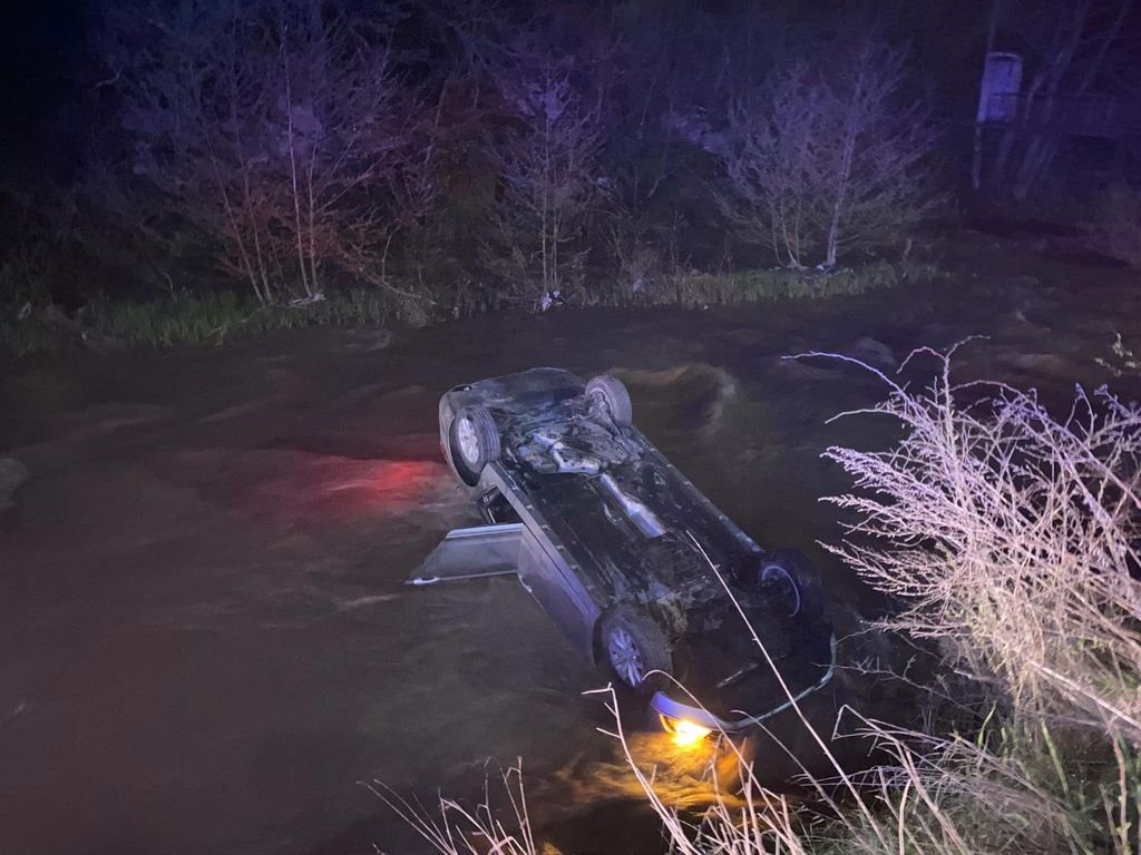  VIDEO Momentul în care sunt salvați doi tineri care au căzut cu mașina în râu