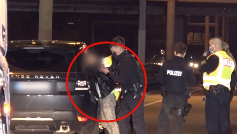  Un bărbat care făcea poze la locul unui accident grav, obligat de polițiști să se uite la trupurile morților, în Germania
