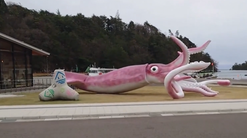  Un oraş japonez a cheltuit fonduri destinate măsurilor anti-Covid pentru o statuie uriaşă a unui calamar