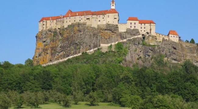  Val de recenzii negative pe paginile Castelului deținut de prințul din Liechtenstein