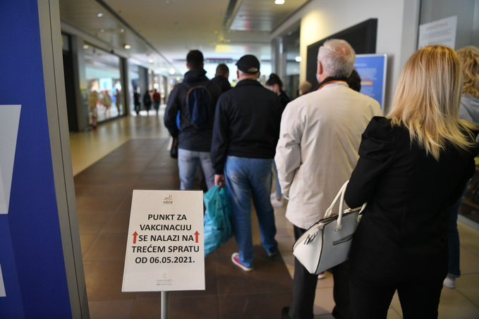  Sârbii stau la coadă la un mall pentru un voucher de cumpărături primit după vaccinare