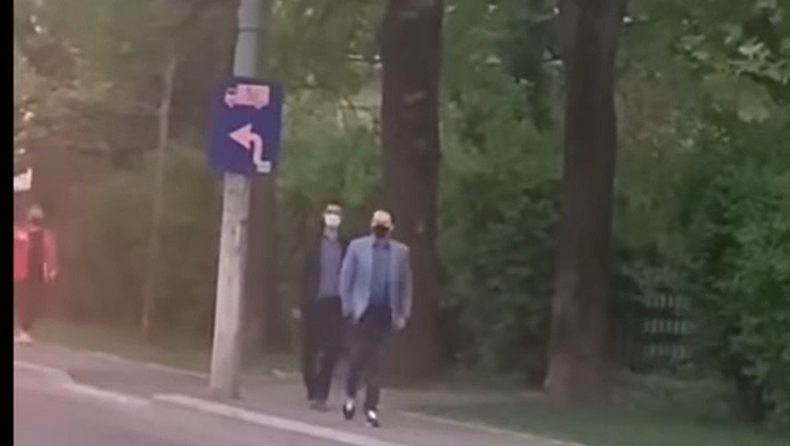  VIDEO: Premierul Cîţu surprins în blugi şi pantofi sport cum merge pe jos către casă