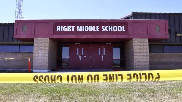  O fată de 12 ani a deschis focul într-o școală din SUA. Profesoara a dezarmat-o